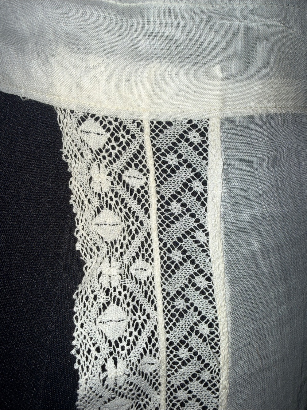 Vintage Edwardian Style White Apron with Lace Trim & Ribbon Detail - Picture 3 of 8